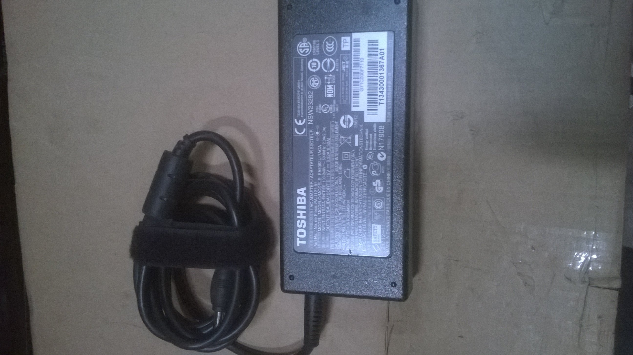 GENUINE TOSHIBA AC ADAPTER PA 1121 81 19V 6.32A  (PA1121 81 USED )