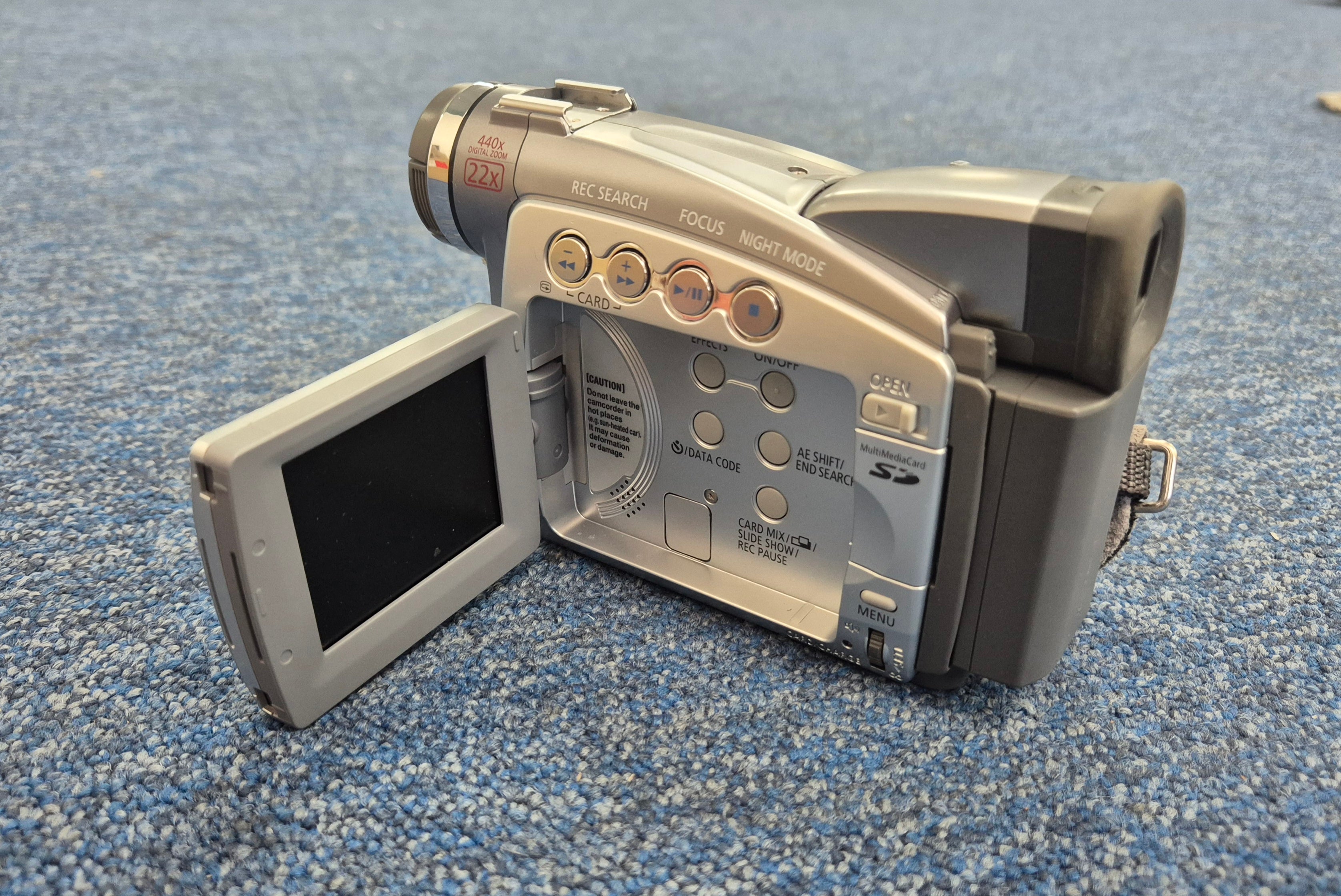 Canon Digital Video Camcorder - with accessories ( MV750i ) SPR READ DESCRIPTION