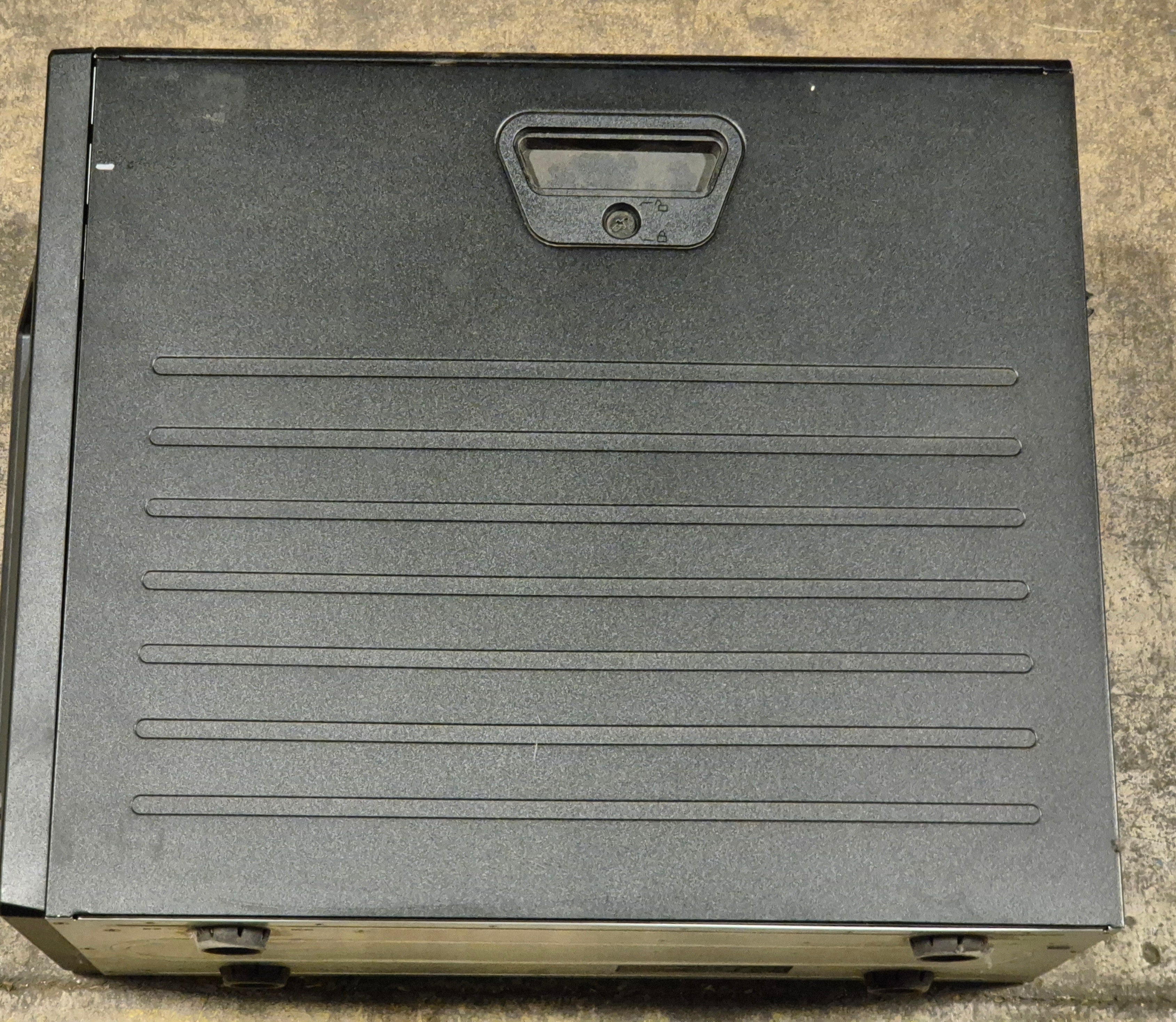 Dell PowerEdge T310 4GB RAM Xeon 2.67GHz DVD NO OS NO HDD x1 PSU x2 Caddies WinSVR 2008 COA ( E09S ) USED