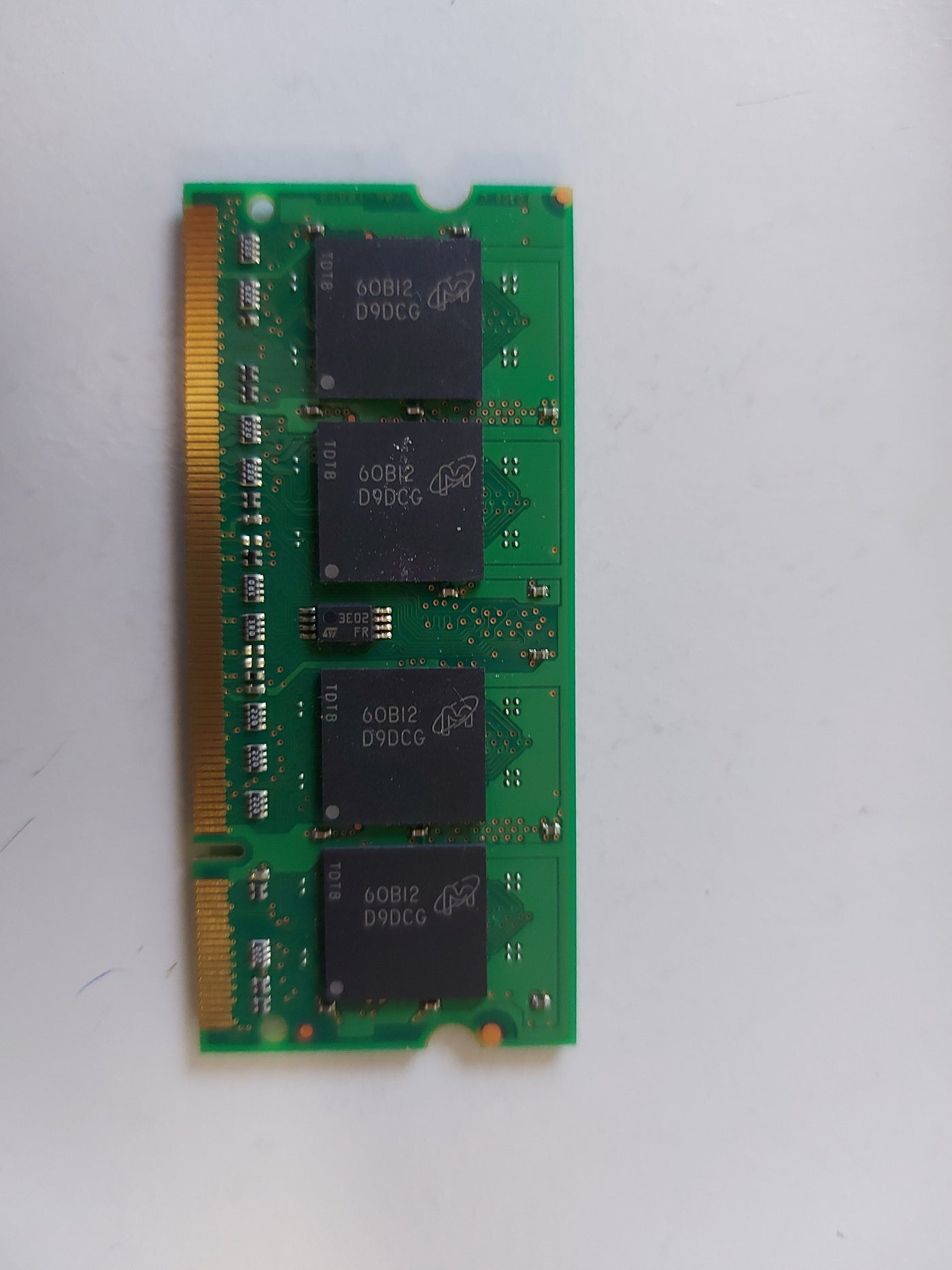 Micron 512MB PC2-5300 DDR2 667MHz CL5  SODIMM Memory Module MT8HTF6464HDY-667B3