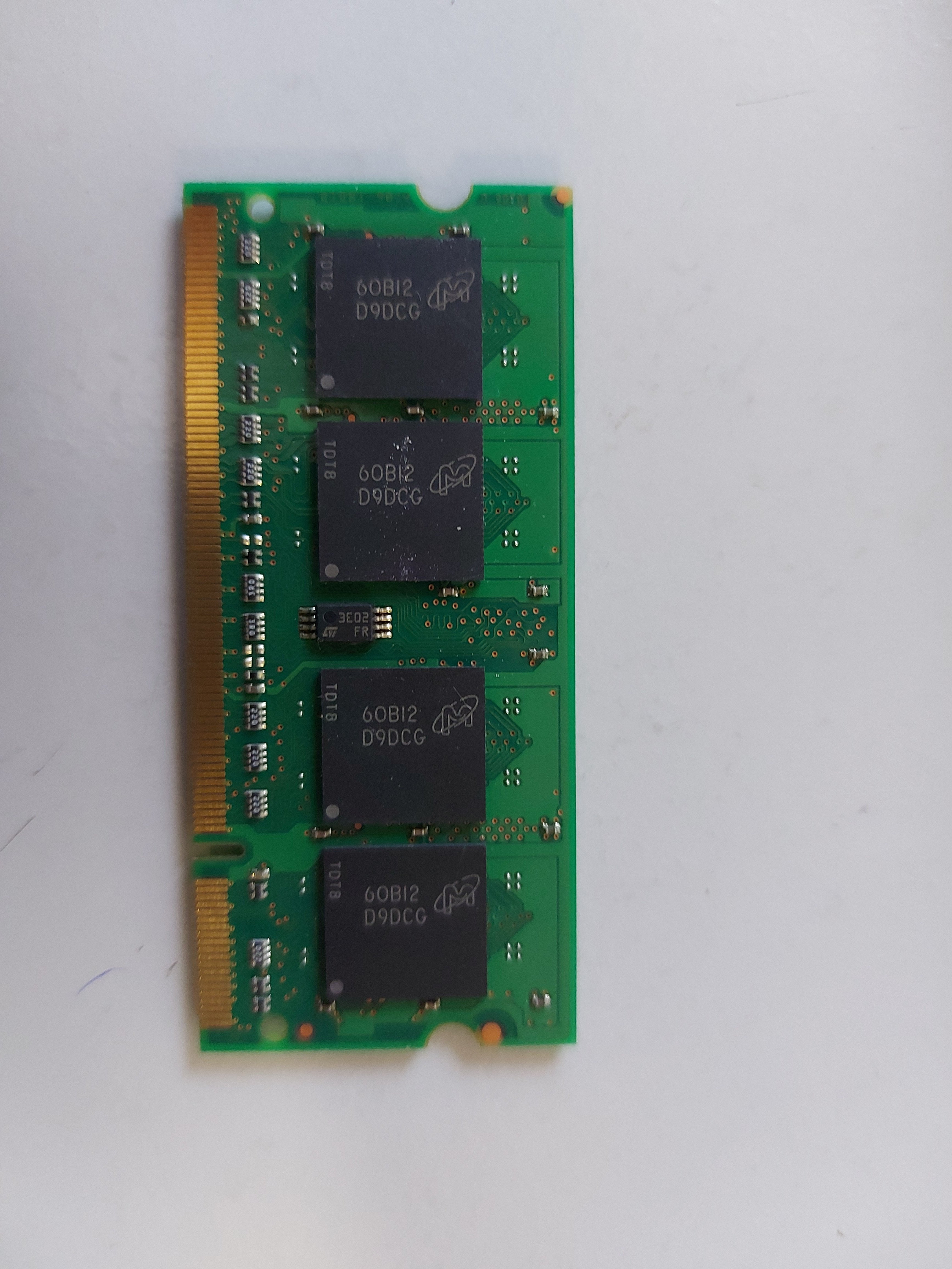 Micron 512MB PC2-5300 DDR2 667MHz CL5  SODIMM Memory Module MT8HTF6464HDY-667B3