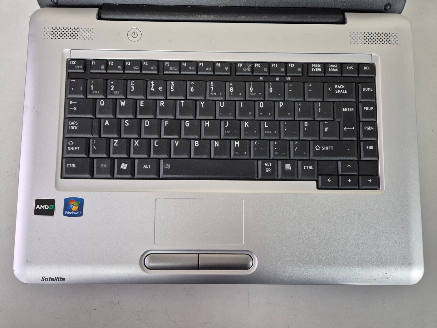 Toshiba Satellite L450D-11G 160GB HDD 2GB RAM DVD AMD Sempron 2.1GHz Win7 Home 15.6" ( PSLY5E-00C01LEN ) USED