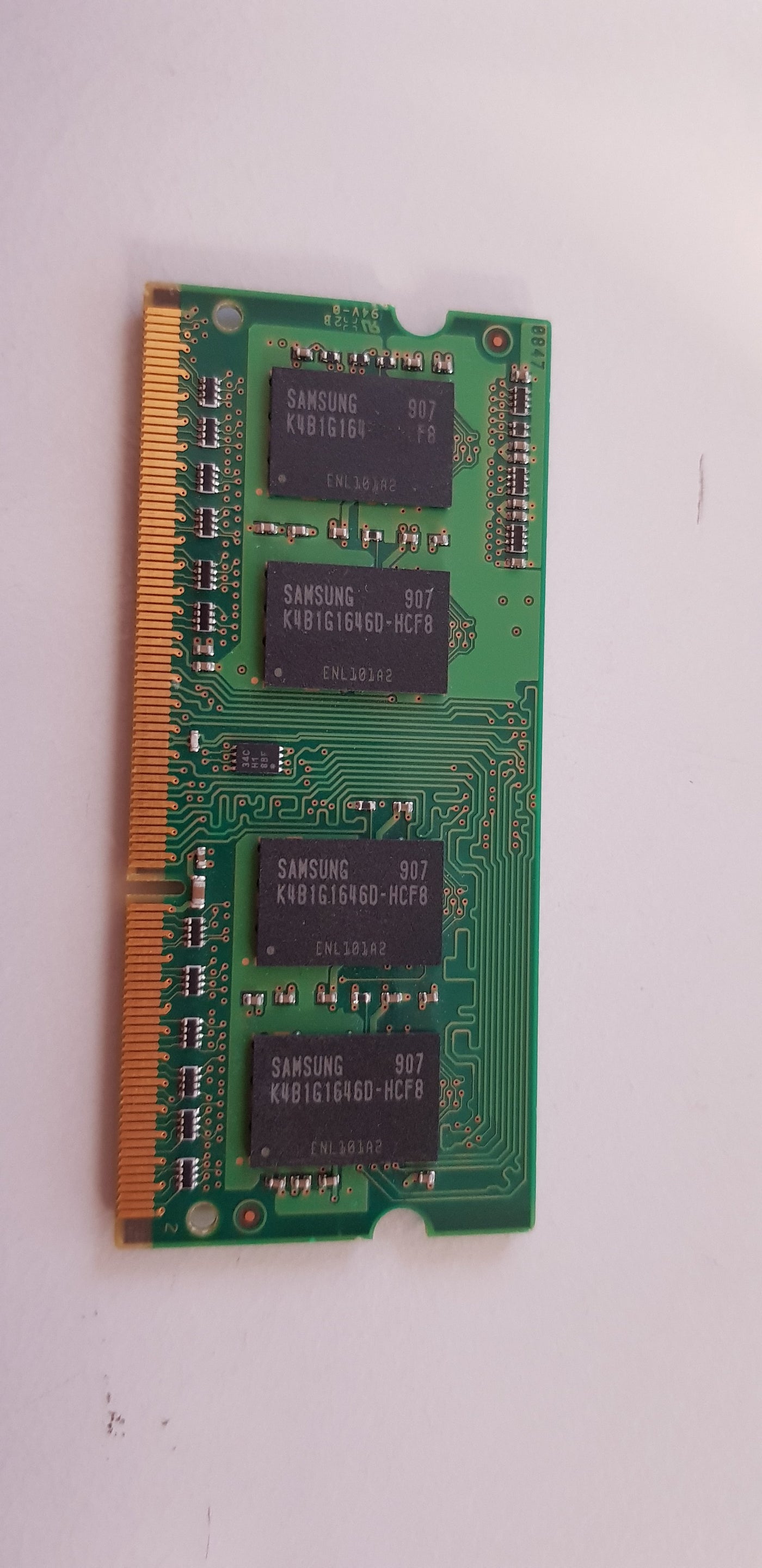 Samsung 1GB PC3-8500 DDR3-1066MHz non-ECC Unbuffered CL7 204-Pin SoDimm ( M471B2874DZ1-CF8 ) REF