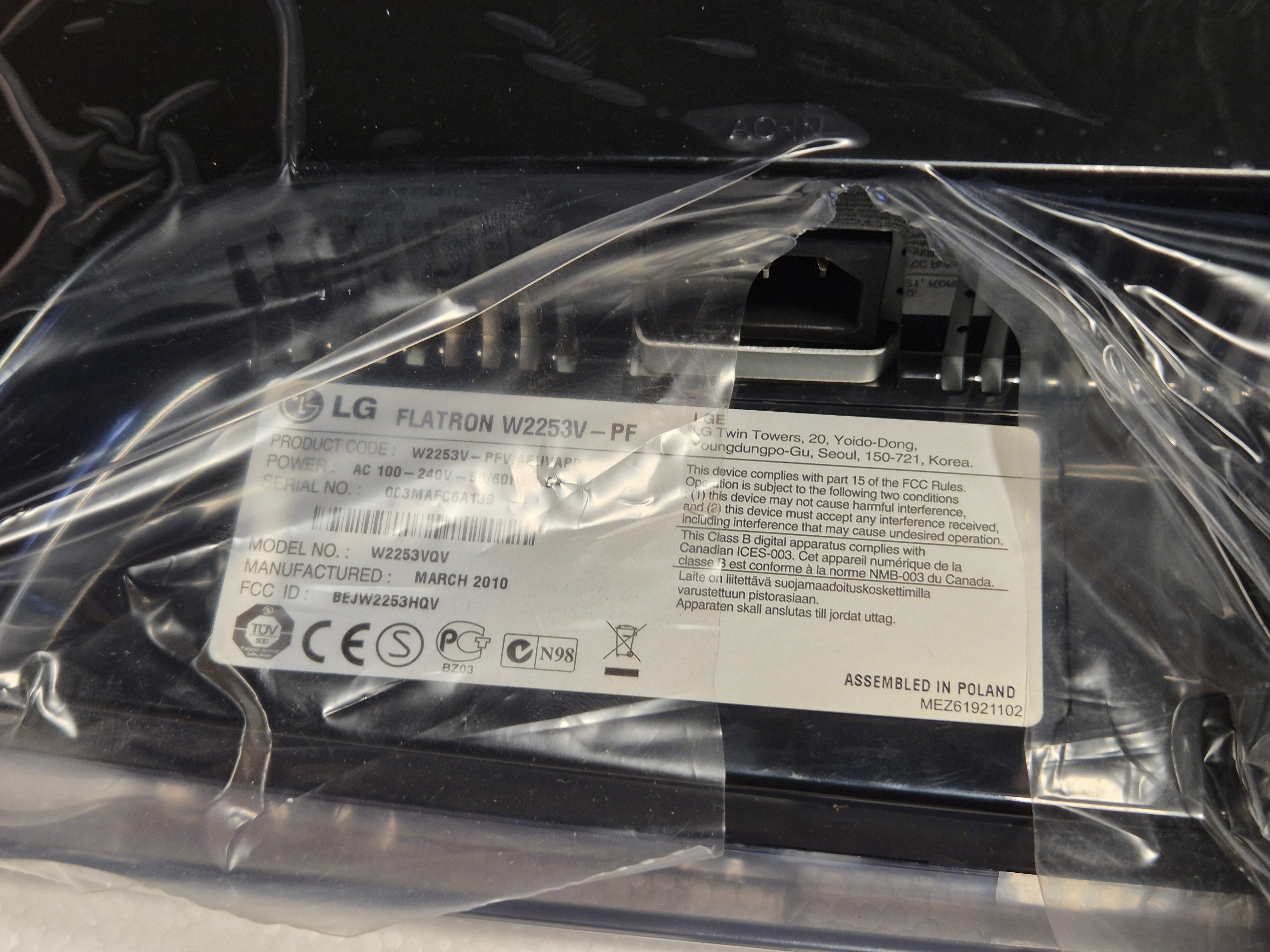 LG Flatron W2253V 22-inch Full HD LCD Monitor BOXED w/ accessories ( W2253VQV W2253V-PF ) USED