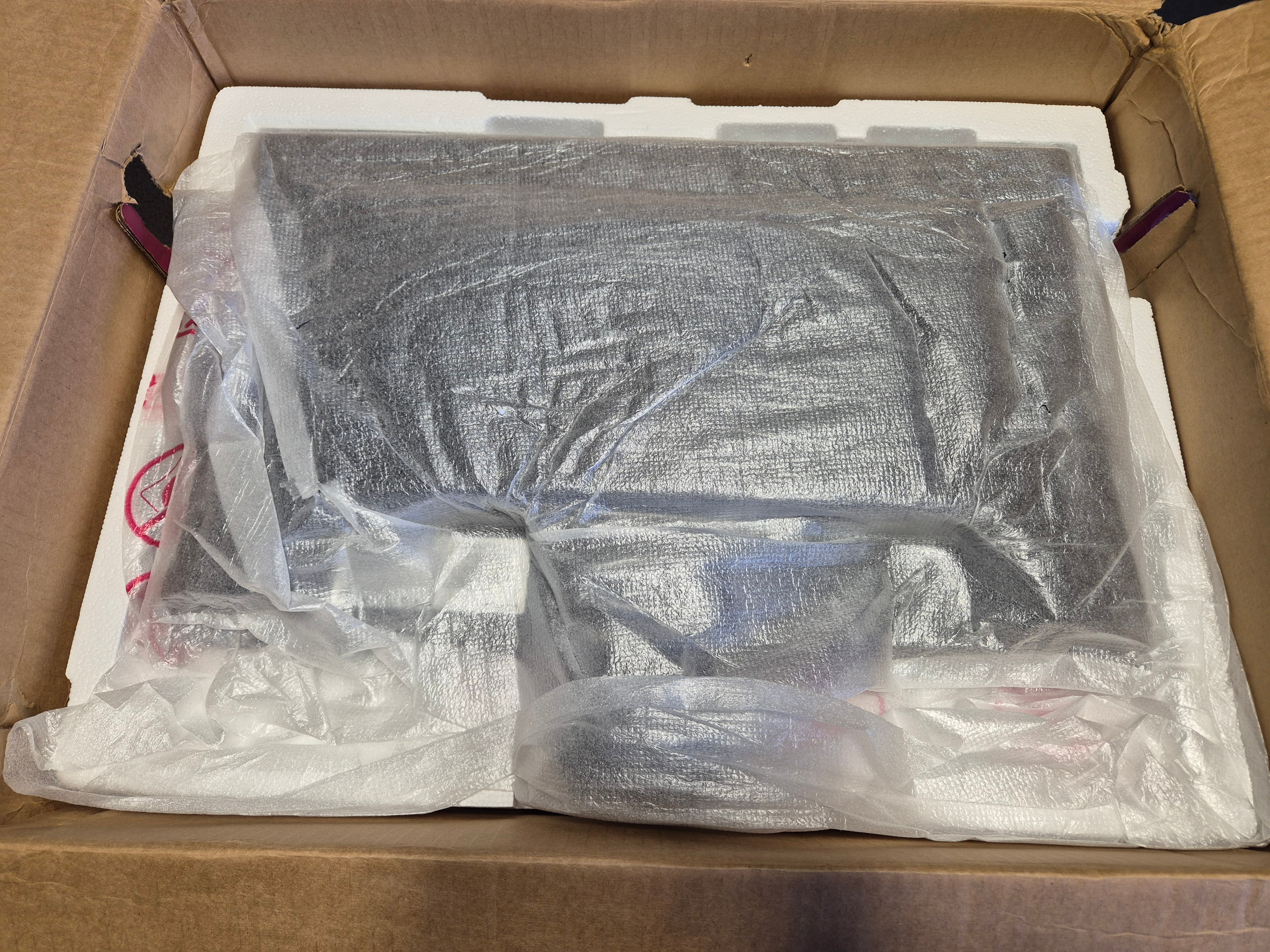 LG Flatron W2253V 22-inch Full HD LCD Monitor BOXED w/ accessories ( W2253VQV W2253V-PF ) USED