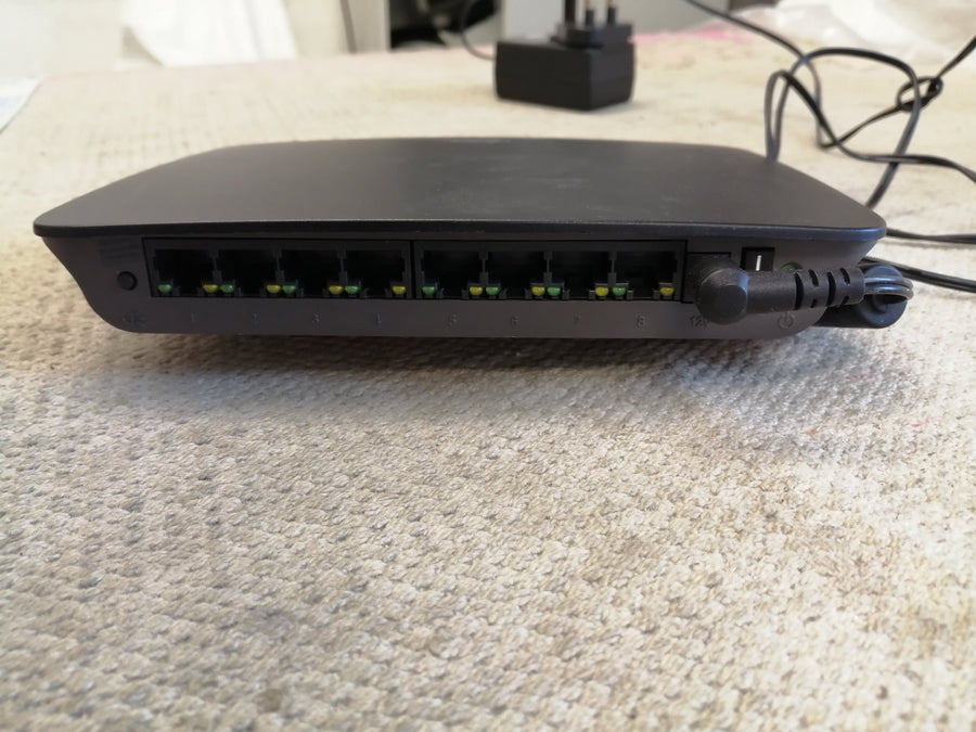 Linksys SE2800 8-Port Gigabit Ethernet Switch 12 V ( SE2800 USED WITH PSU )