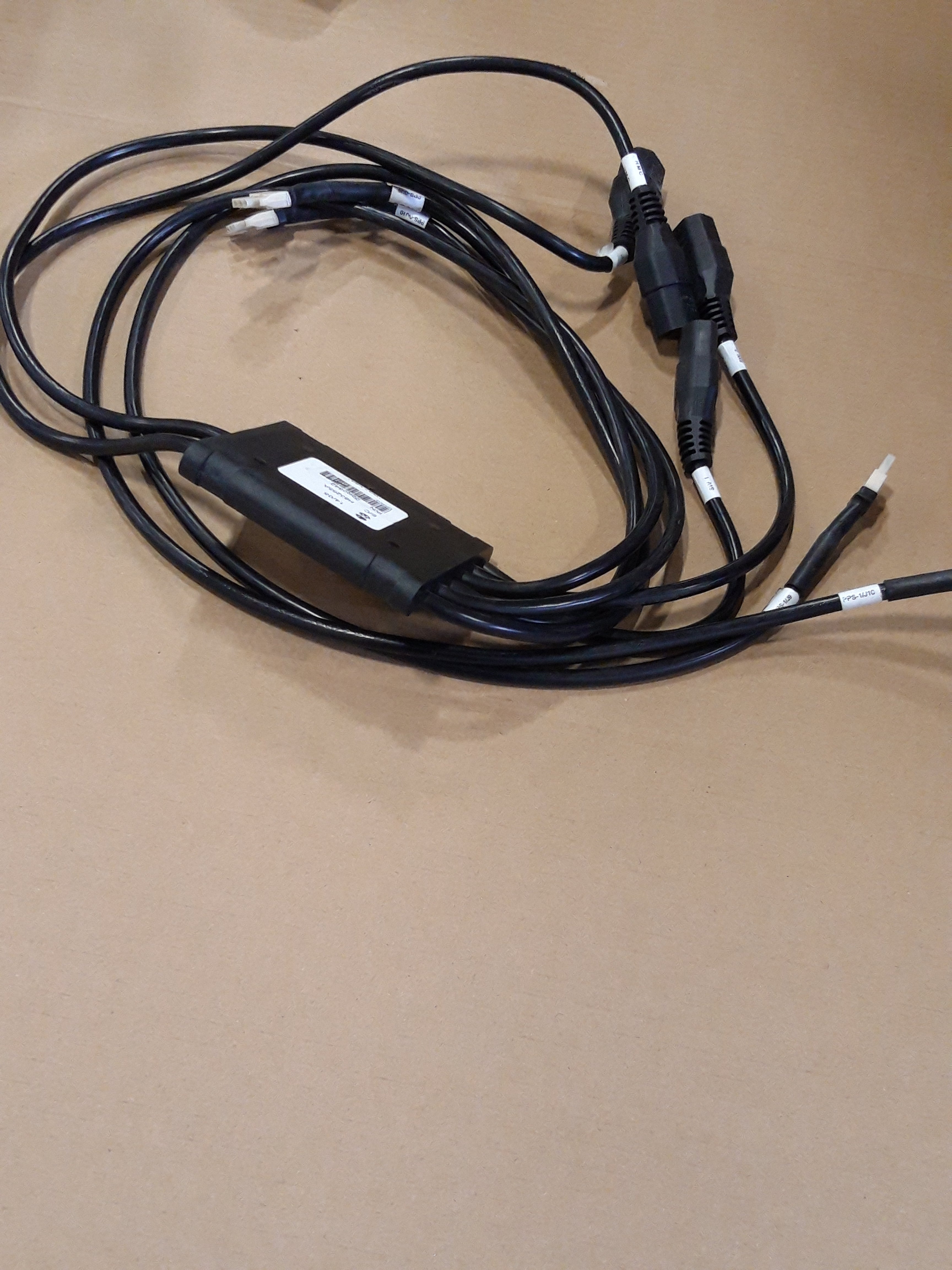 IBM DS8000 Power Distribution Box and Cable (22R0842 USED)