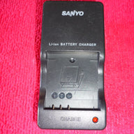 SANYO LI ION BATTERY CHARGER (VAR L20NI USED)