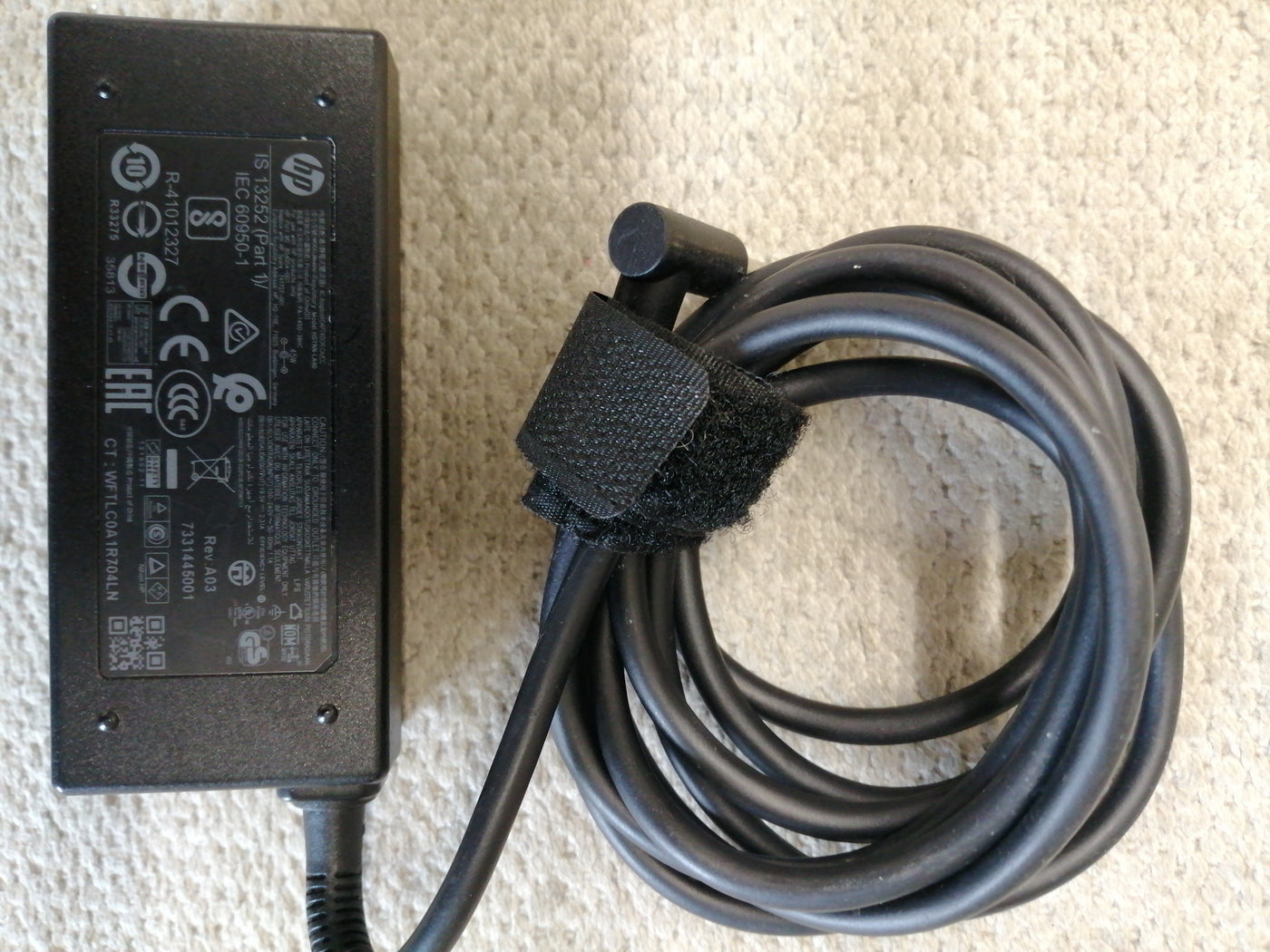 HP AC ADAPTER HSTNN-LA40 IN 240 V 1.1A OUT 19.5V 2.3A ( 854054-001 USED )