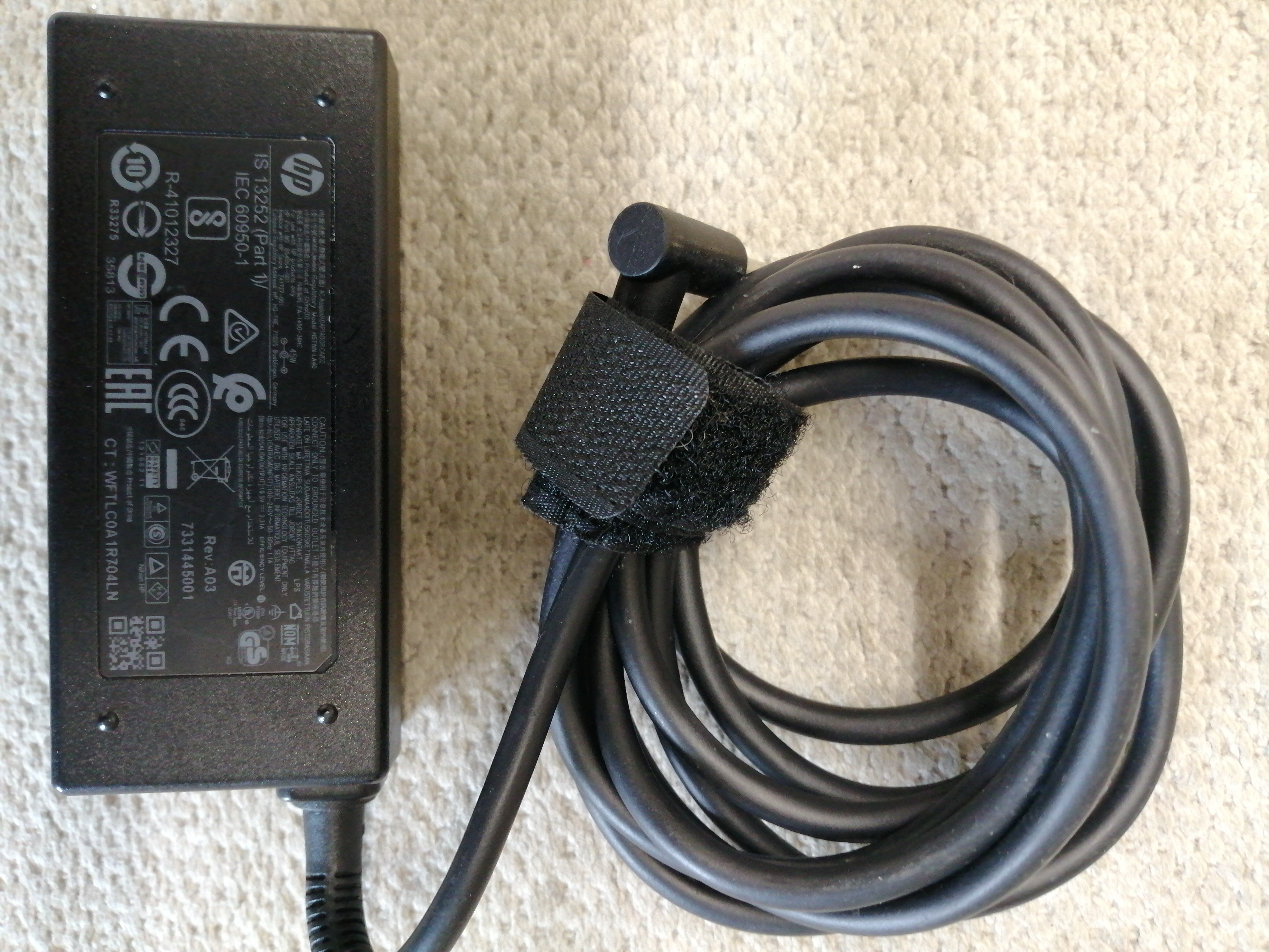 HP AC ADAPTER HSTNN-LA40 IN 240 V 1.1A OUT 19.5V 2.3A ( 854054-001 USED )