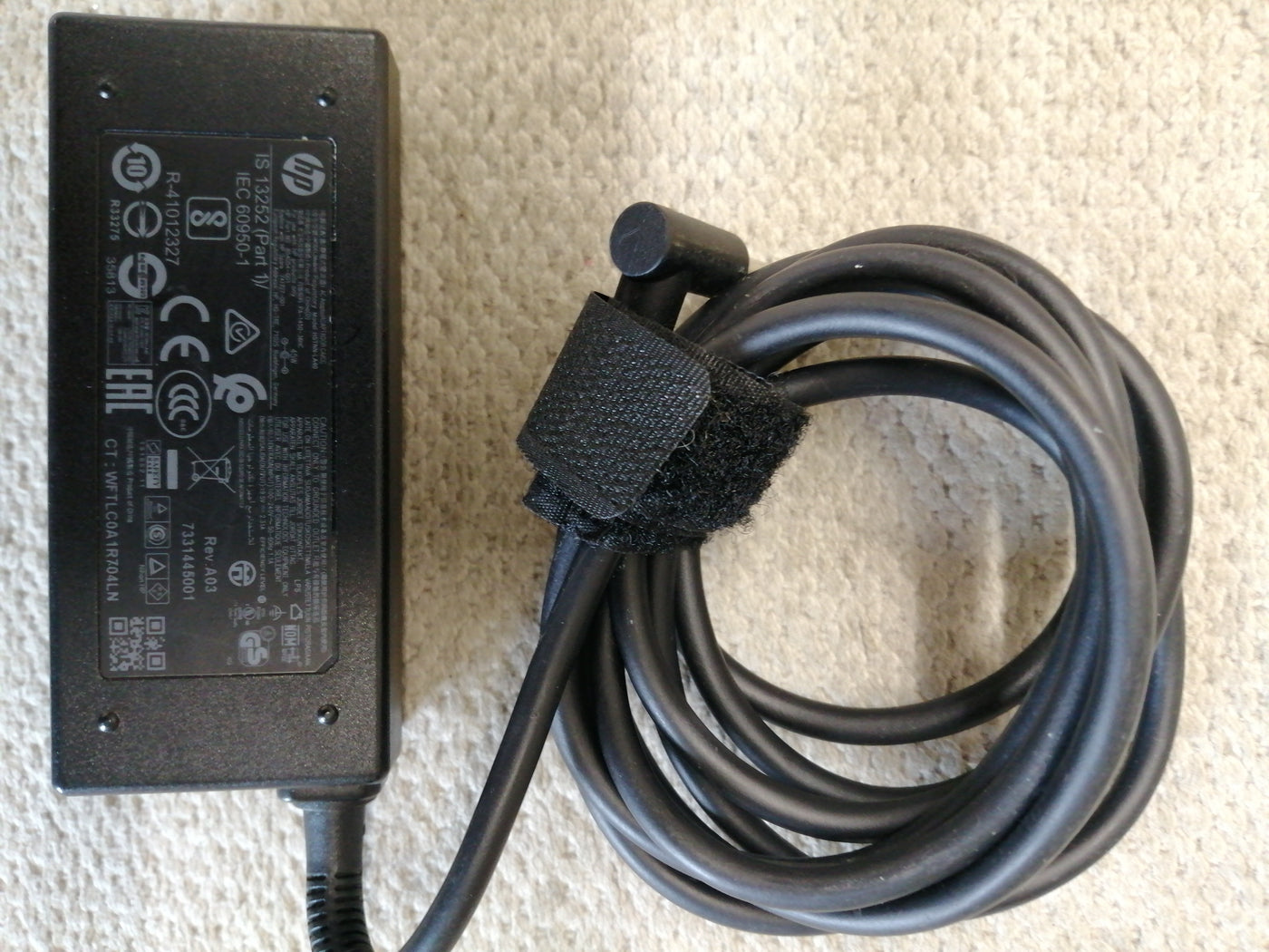 HP AC ADAPTER HSTNN-LA40 IN 240 V 1.1A OUT 19.5V 2.3A ( 854054-001 USED )