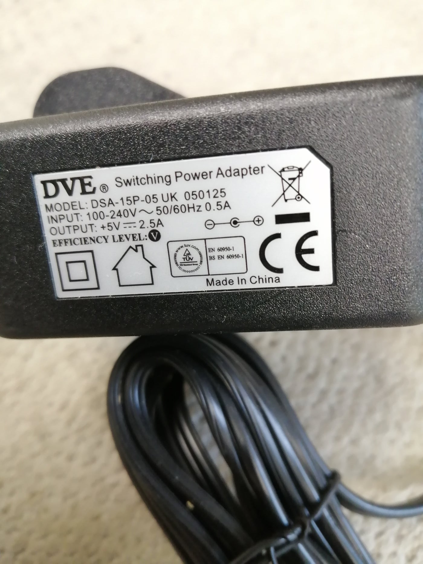 DVE SWITCHING POWER ADAPTER IN 100-240V 0.5A OUT 5V 2.5A (  DSA-15P-05 USED )
