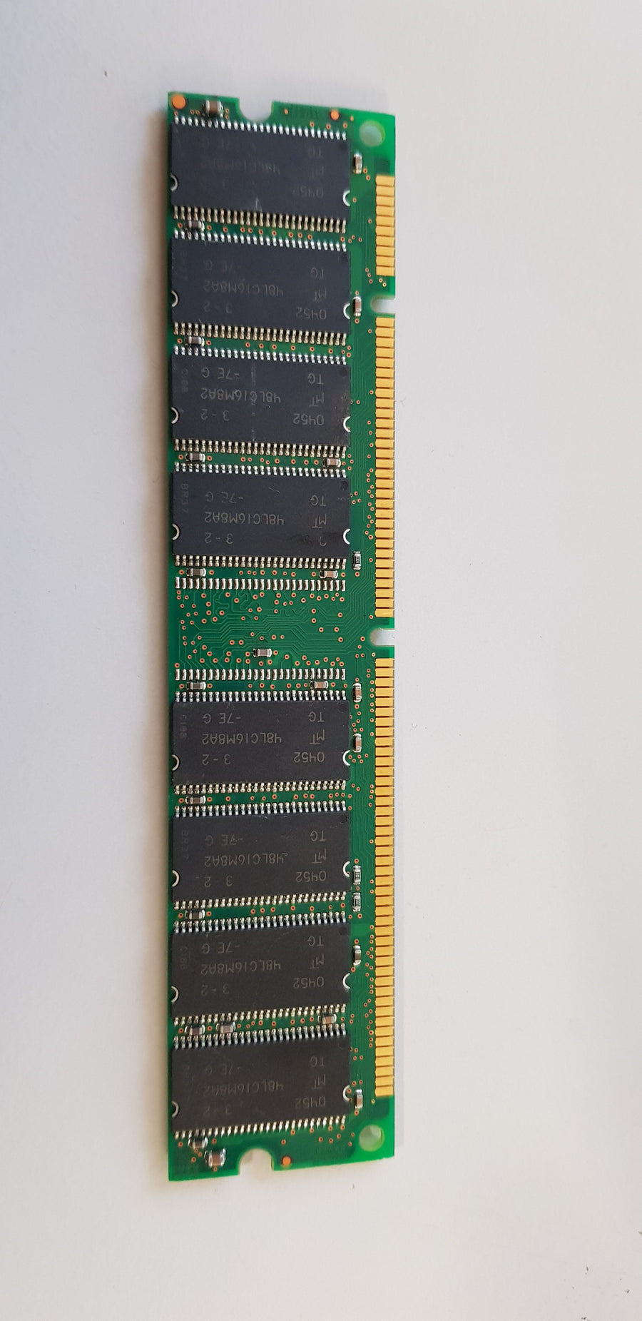 Micron 256MB PC133 CL2 133MHz non-ECC Unbuffered 168-Pin DIMM Memory Module (MT16LSDT3264AG-13EG3 REF)