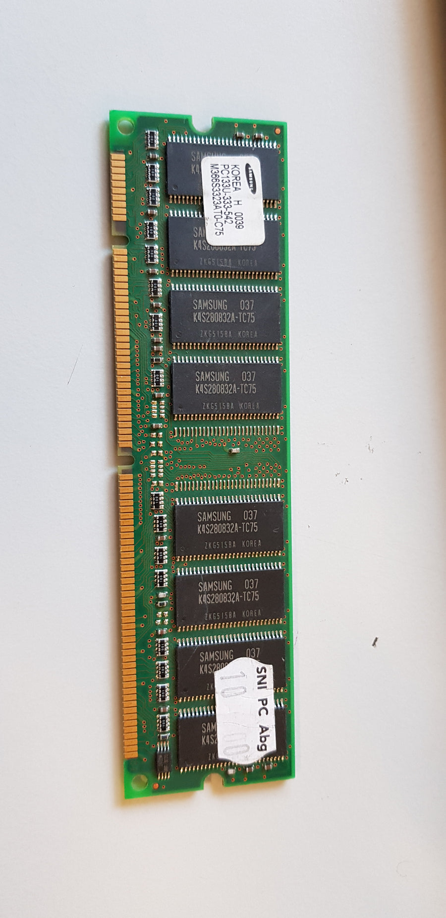 Samsung 256MB PC-133U non-ECC 168Pin SDRAM DIMM Memory Module (M366S3323AT0-C75)