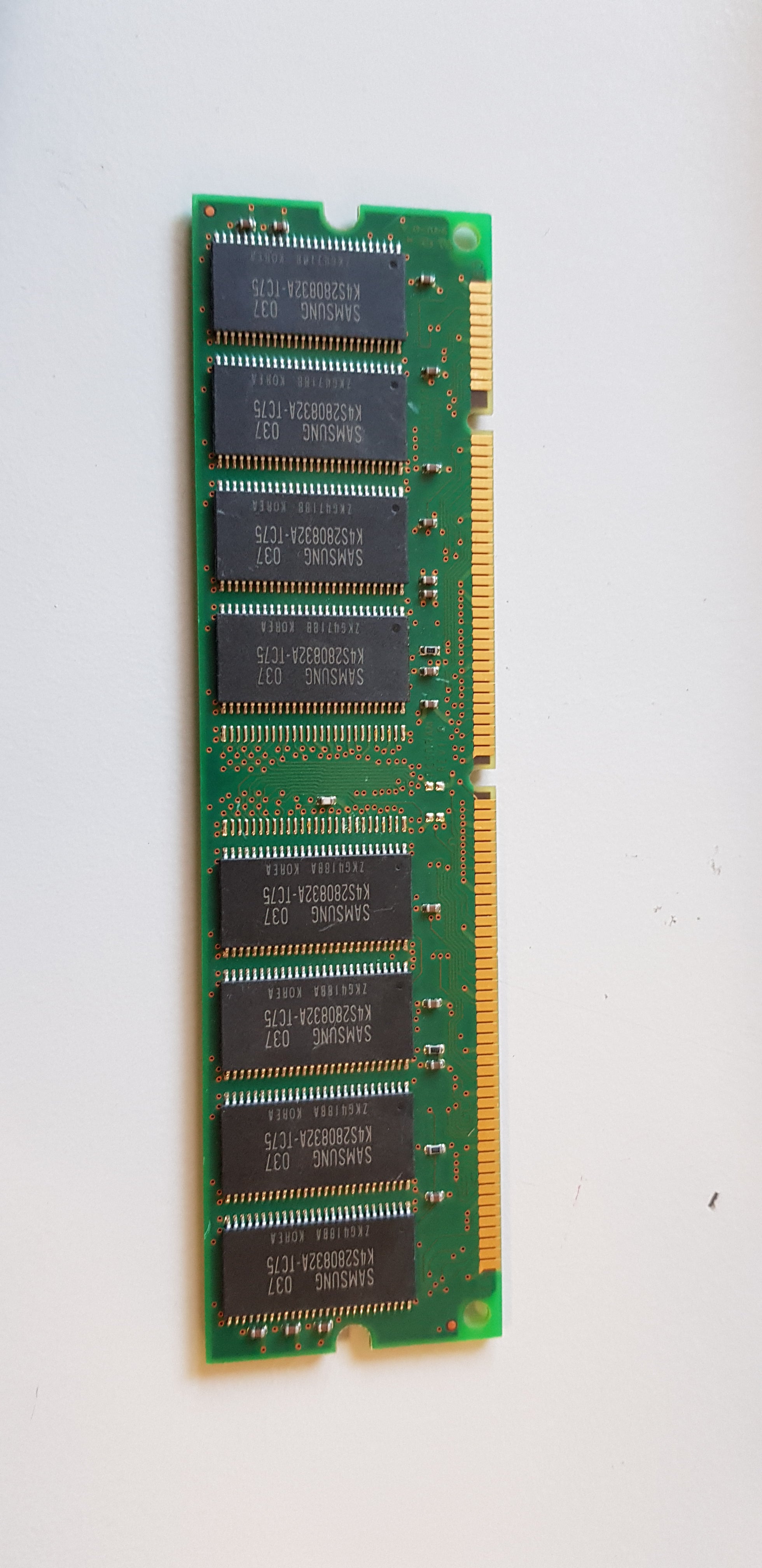 Samsung 256MB PC-133U non-ECC 168Pin SDRAM DIMM Memory Module (M366S3323AT0-C75)