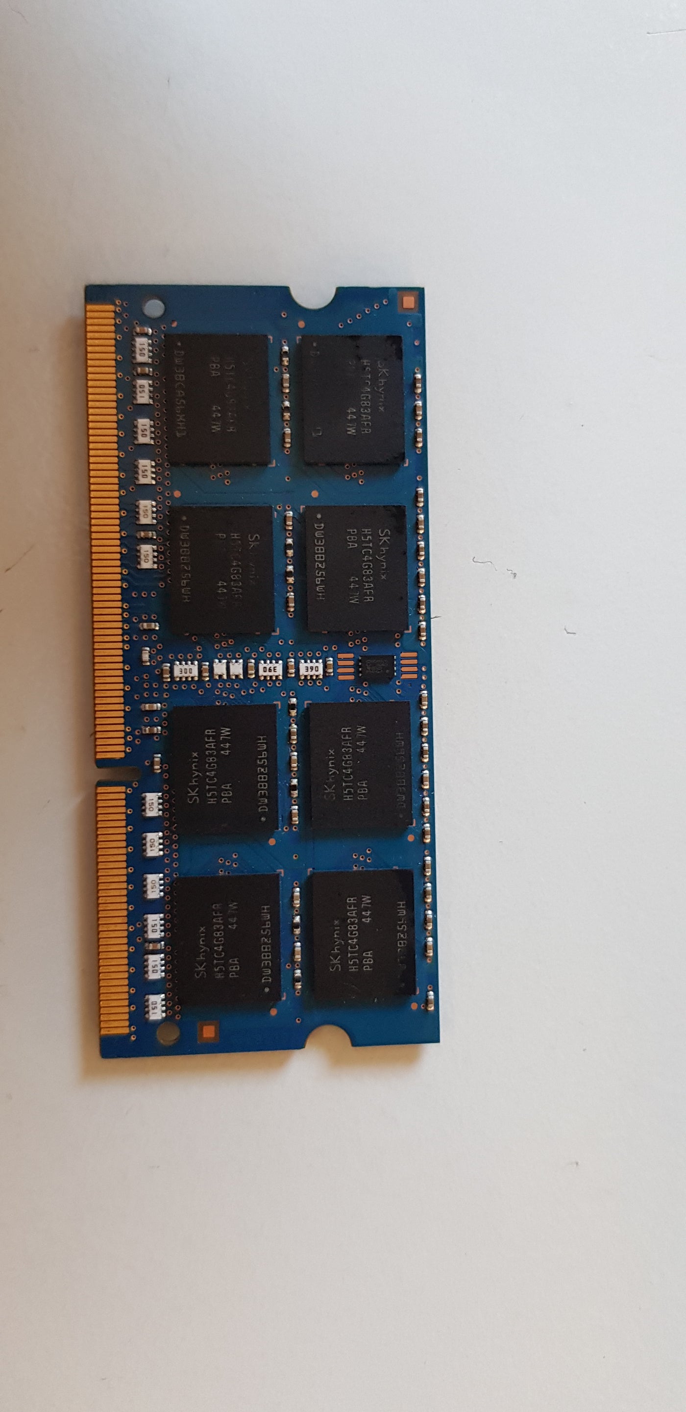 Hynix 8GB PC3-12800 DDR3-1600MHz non-ECC Unbuffered CL11 204-Pin SoDimm 1.35V Low Voltage Dual Rank Memory Module (HMT41GS6AFR8A-PB)