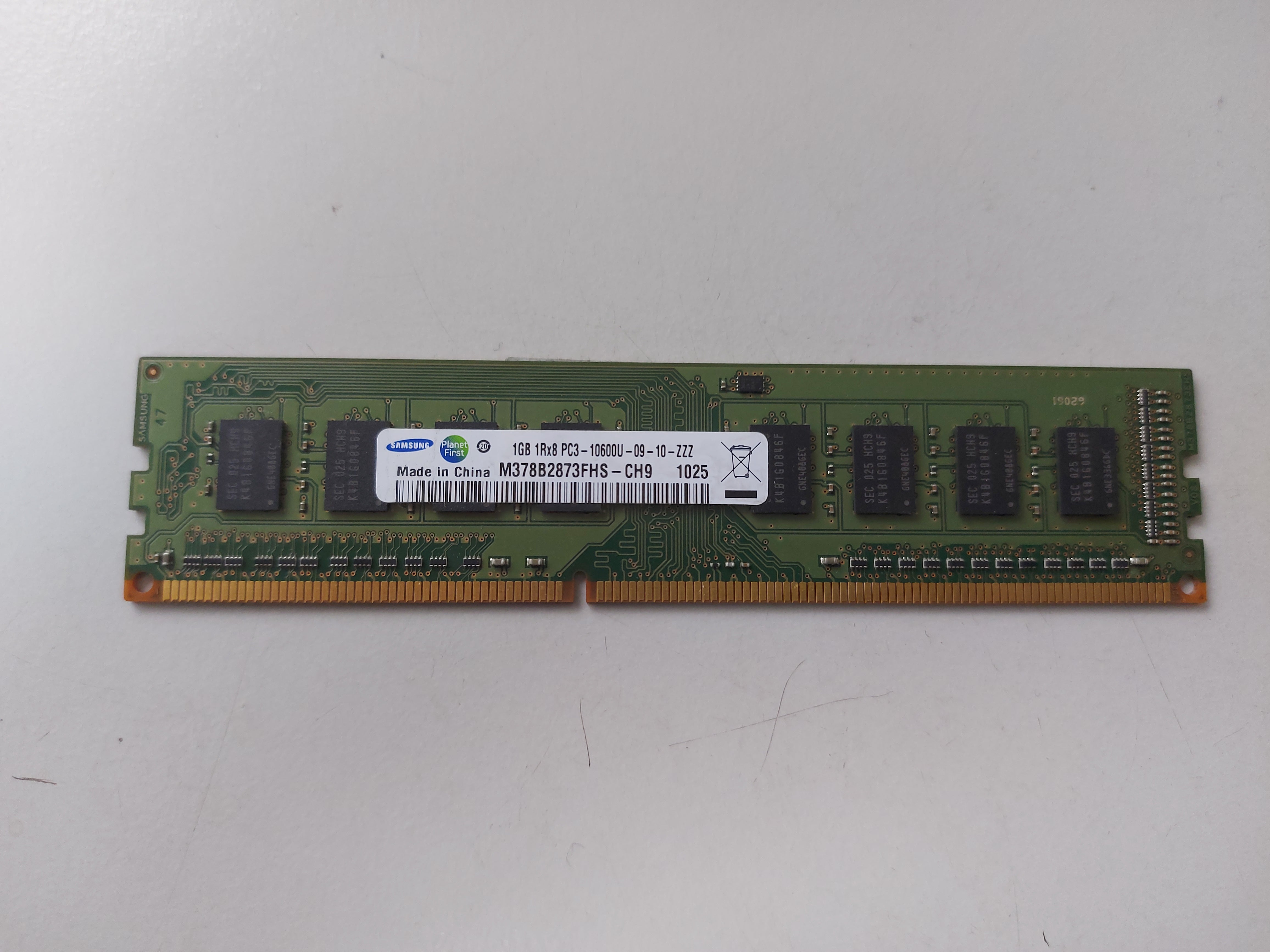 Samsung HP 1GB PC3-10600 DDR3-1333MHz non-ECC Unbuffered CL9 240-Pin DIMM Module ( M378B2873FHS-CH9 497156-D88 ) REF