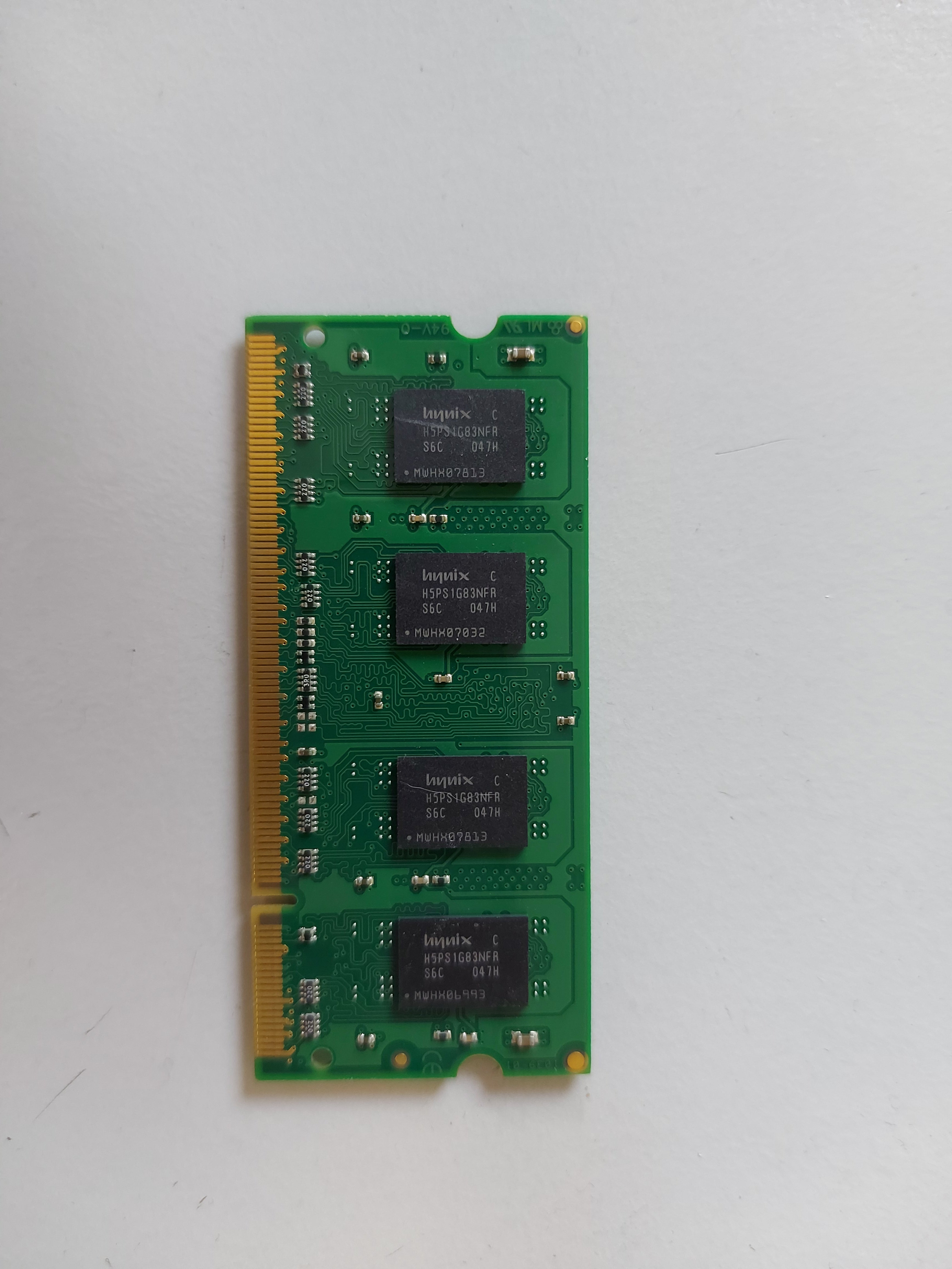Kingston 1GB PC2-5300 DDR2 nonECC Unbuffered CL5 SoDimm KTA-MB667/1G 9905293-040