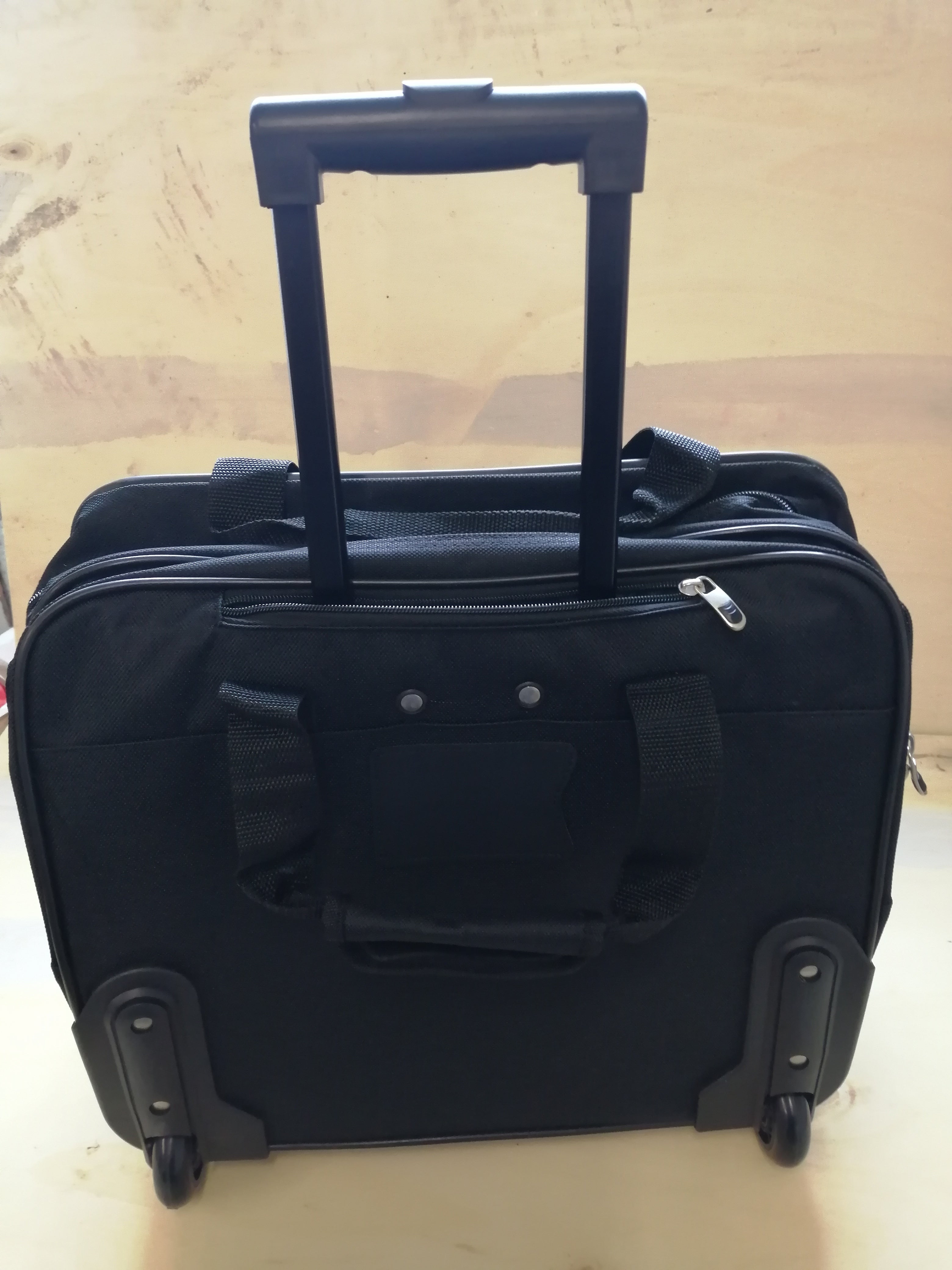 TARGUS 16 INCH EXECUTIVE ROLLER BAG NEW WITH TAGS ( TBR003EU NEW )