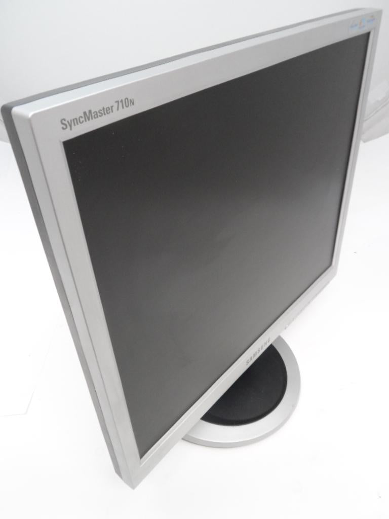 PR05677_GH17LS_Samsung SyncMaster 710N Monitor - Flat Screen - Image3