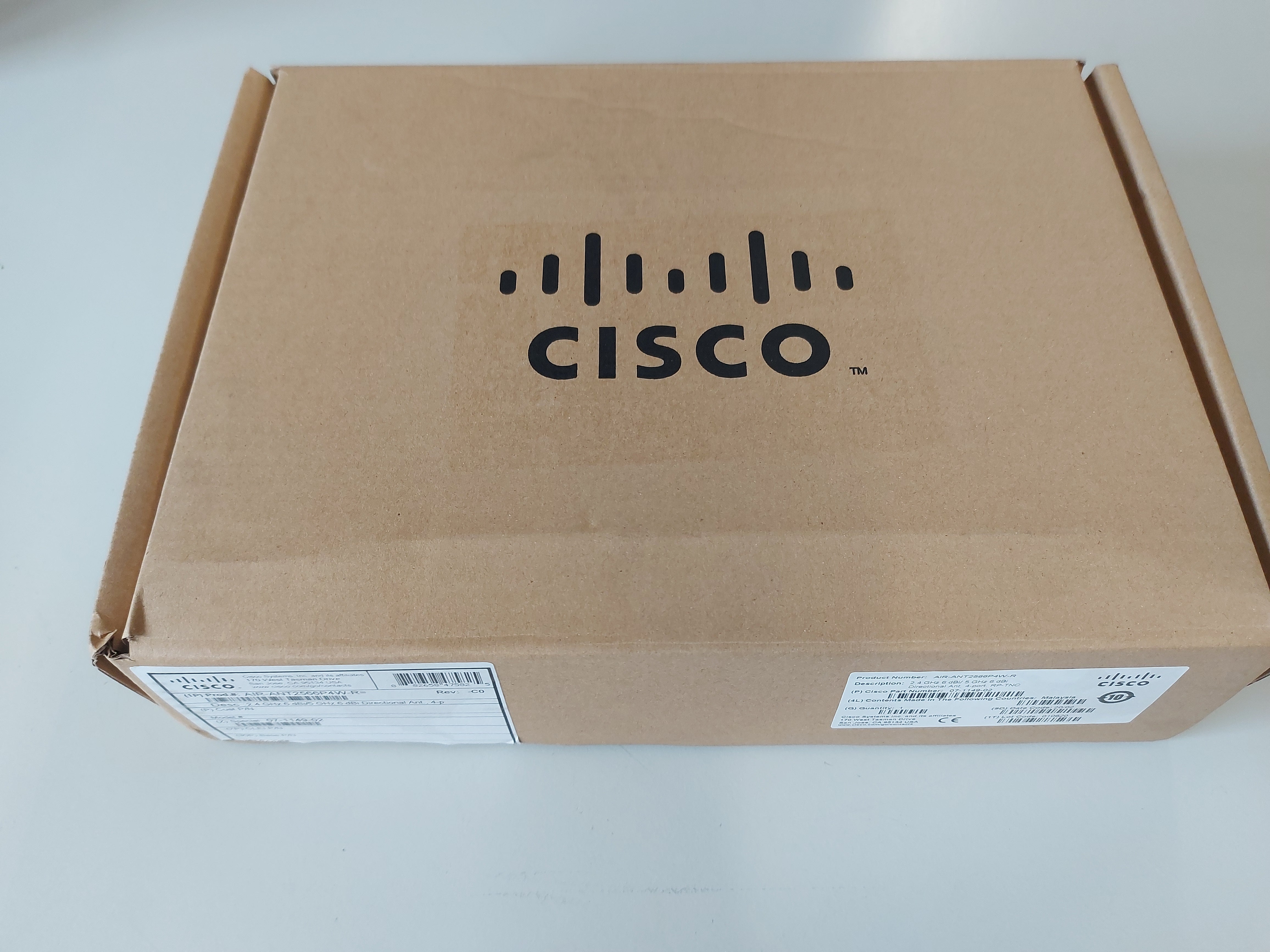 Cisco Aironet AIR-ANT2566P4W-R Antenna Direzionale A Pannello, Dual Band 6dBi, 4 Porte RP-TNC, Per Access Point Serie 1800/2800/3800 E Catalyst 9100 - 2