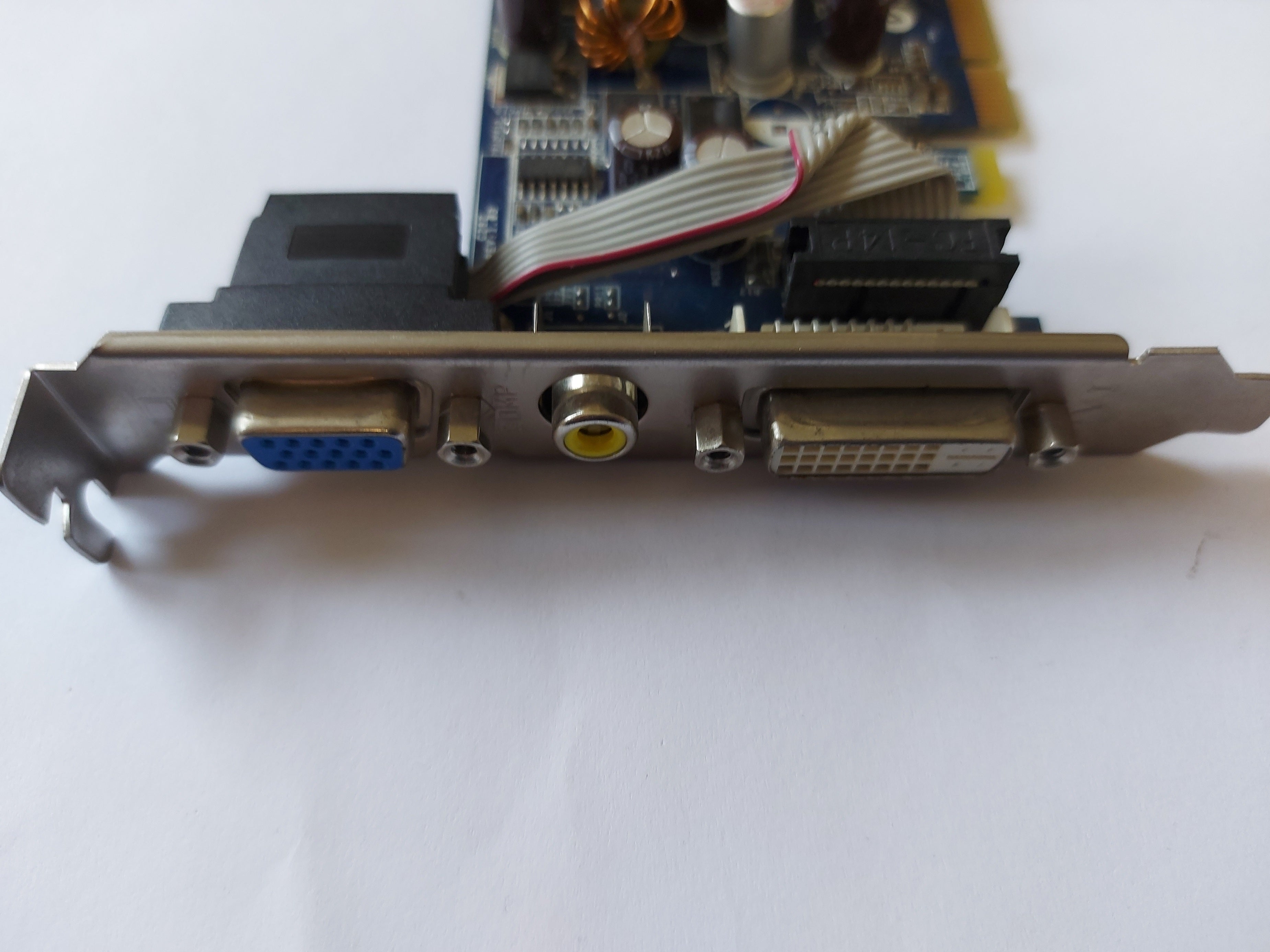 ASUS GeForce 256MB PCIe DVI-D VGA Graphics Card ( EN6200LE TC256/TD/64M5/A ) REF