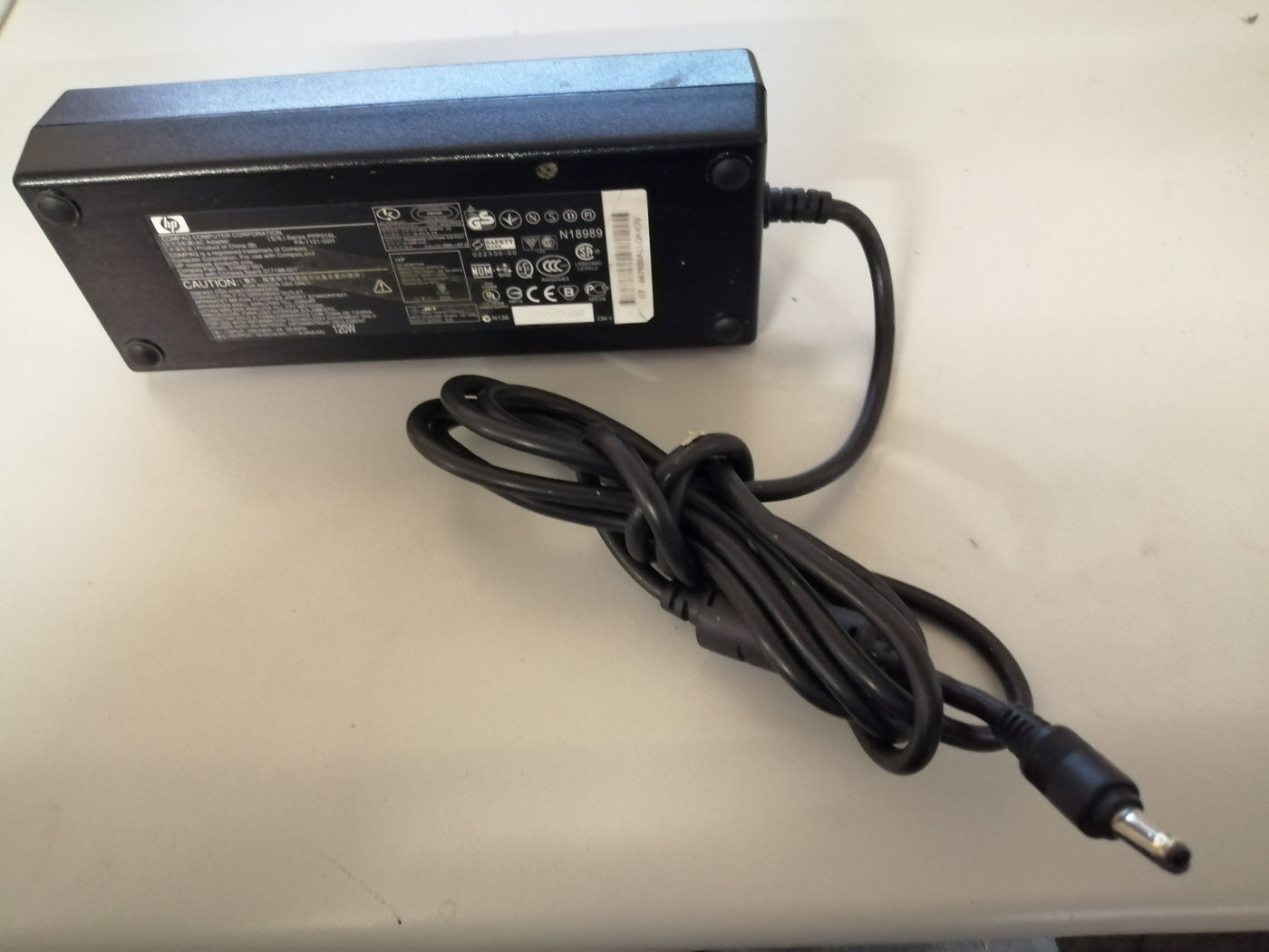 HP AC ADAPTER SERIES PPP016L PA-1121-02H 240 V IN 18.5 V OUT ( 316687-001 USED )