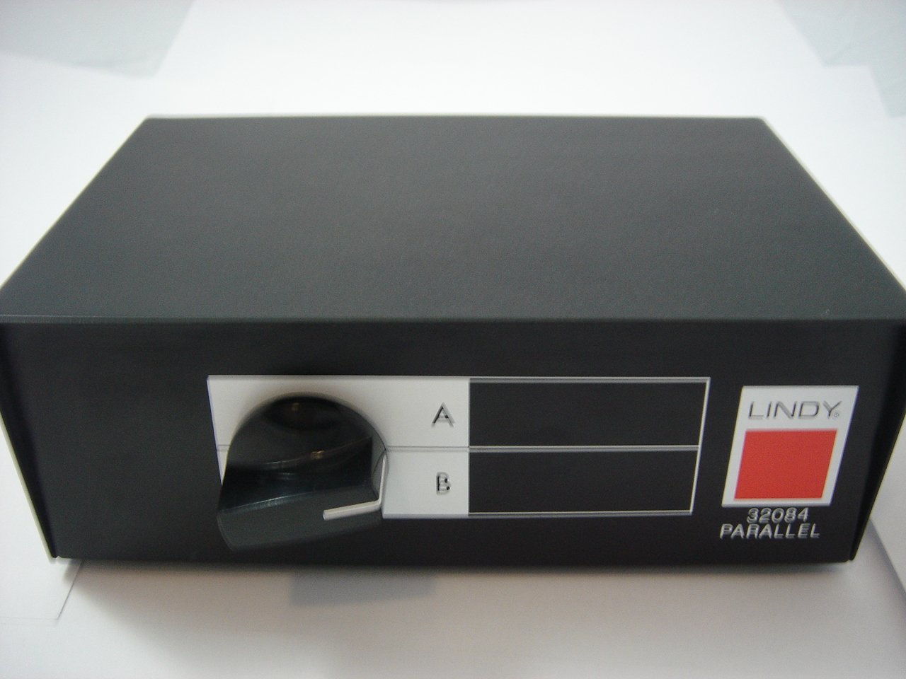 MC0975_32084_Lindy 2 to 1 parallel printer switch box - Image3