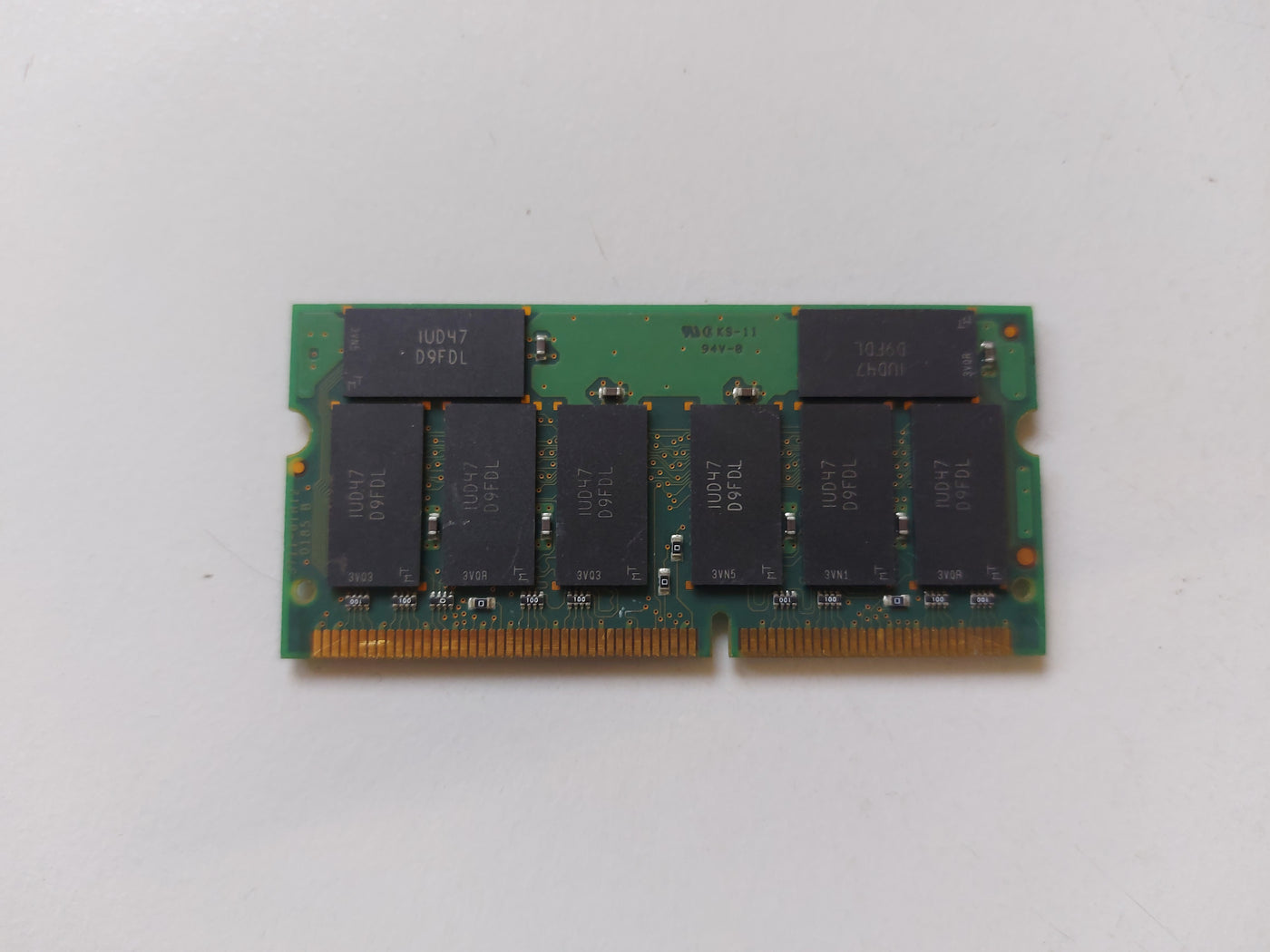 Micron 512MB PC133 133MHz non-ECC Unbuffered CL3 144-Pin SoDimm Dual Rank Memory Module ( MT16LSDF6464HY-133D2 ) REF